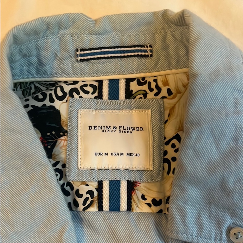 Denim & Flower Light Blue Short-Sleeve Button-Down Shirt - Picture 2 of 2